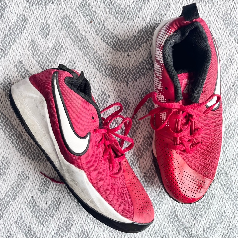 NIKE Team Hustle Quick 2 GS Red Lace Up Basketball Shoes Sneakers Youth 5.5